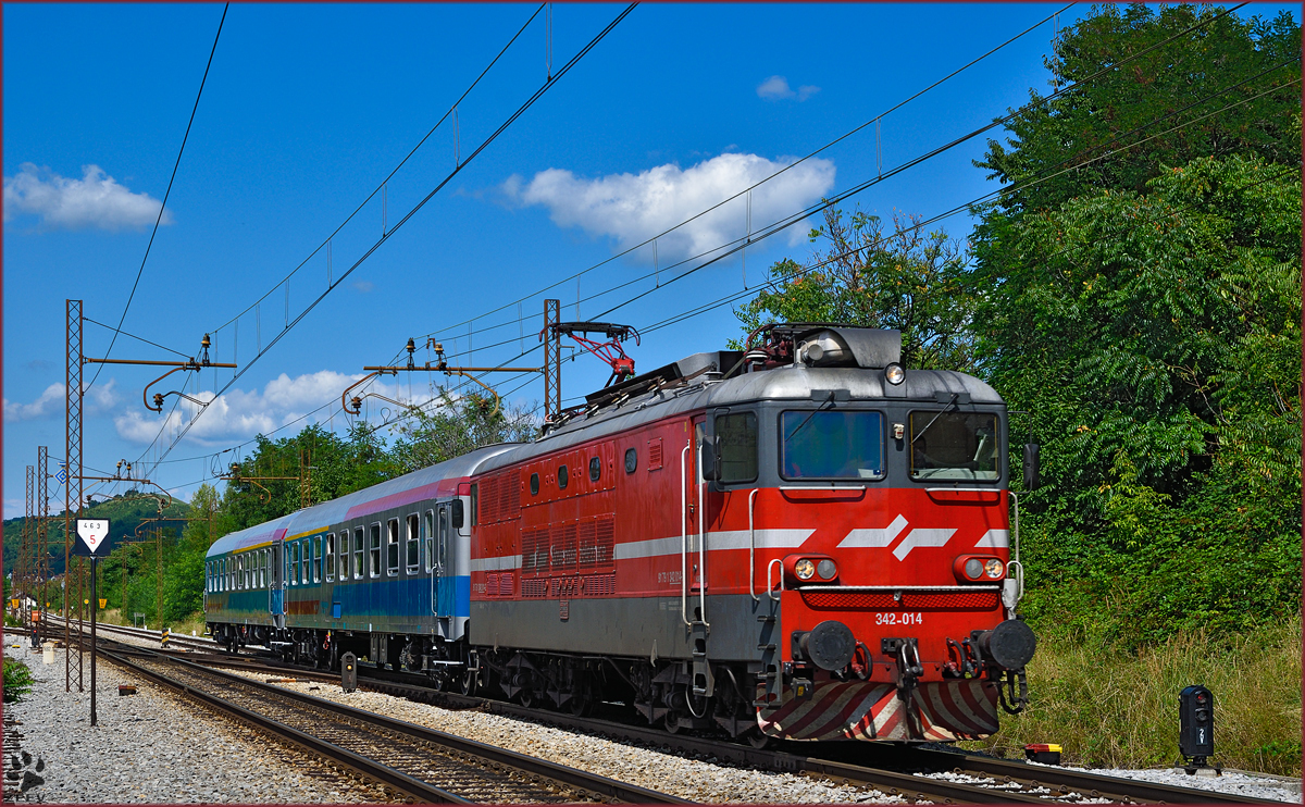 SŽ 342-014 zieht Personenzug durch Maribor-Tabor Richtung Pragersko. /36.7.2015