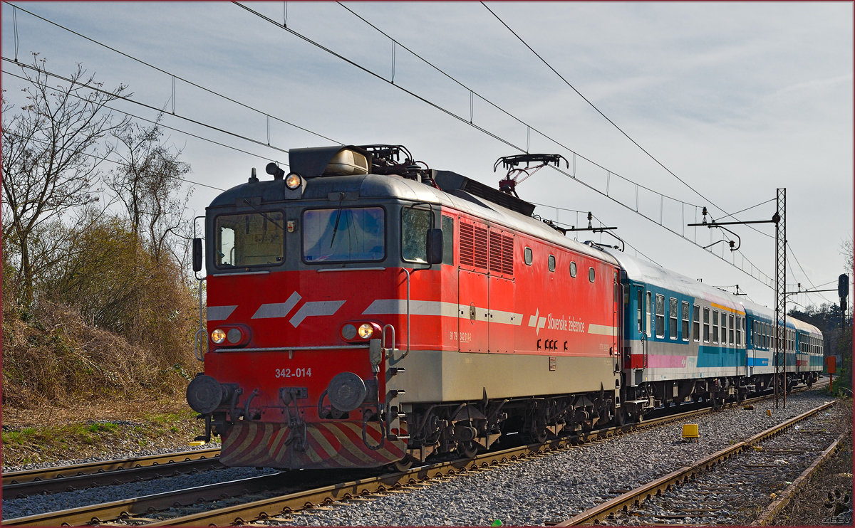 SŽ 342-014 zieht Personenzug durch Maribor-Tabor Richtung Maribor HBF. /29.3.2016