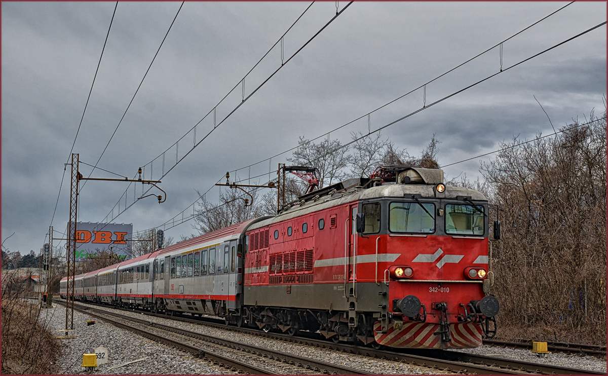 SŽ 342-016 zieht EC158 durch Maribor-Tabor Richtung Wien. /2.3.2017