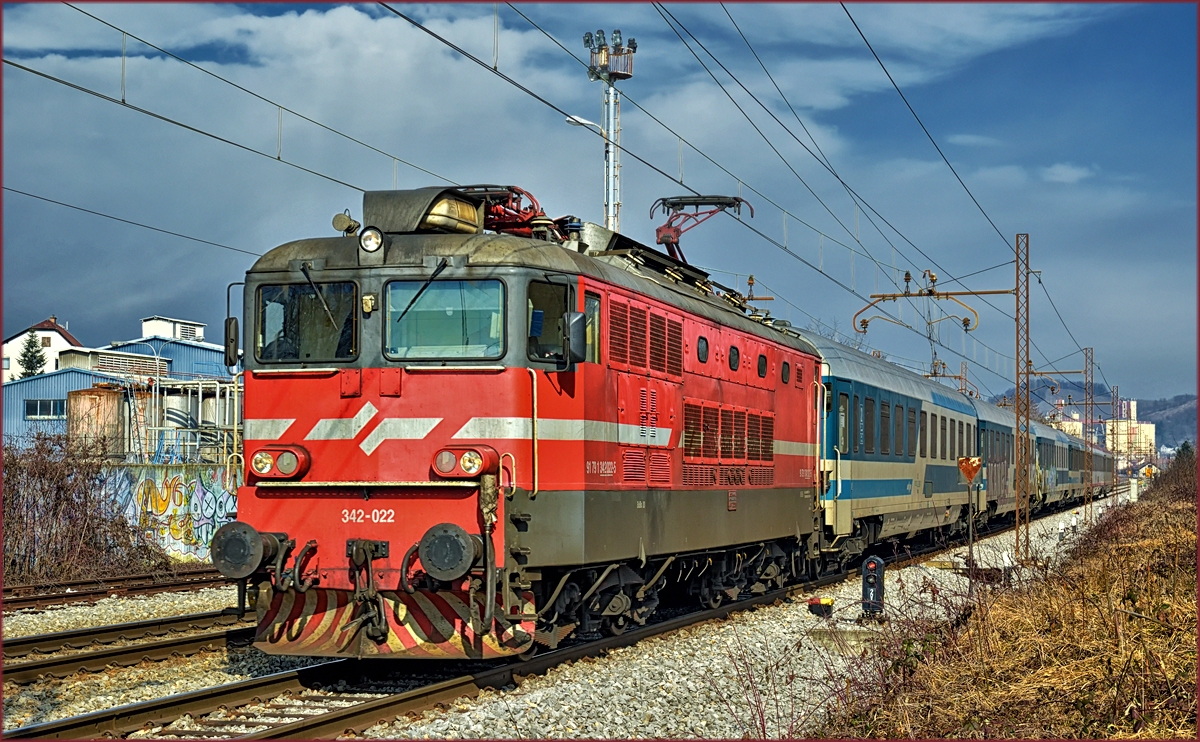 SŽ 342-022 zieht EC151 durch Maribor-Tabor Richtung Ljubljana. /17.2.2017