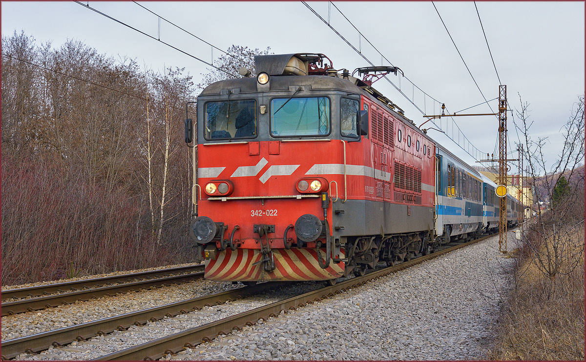 SŽ 342-022 zieht EC151 durch Maribor-Tabor Richtung Ljubljana. /18.1.2018