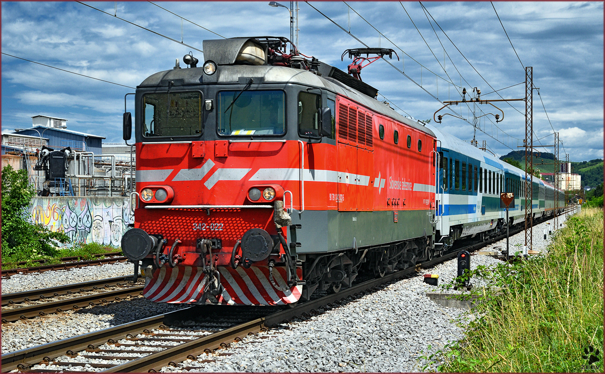 SŽ 342-022 zieht EC151 durch Maribor-Tabor Richtung Ljubljana. /6.7.2016
