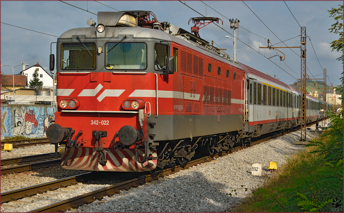 SŽ 342-022 zieht EC151 'Emona' durch Maribor-Tabor Richtung Ljubljana. /21.10.2014