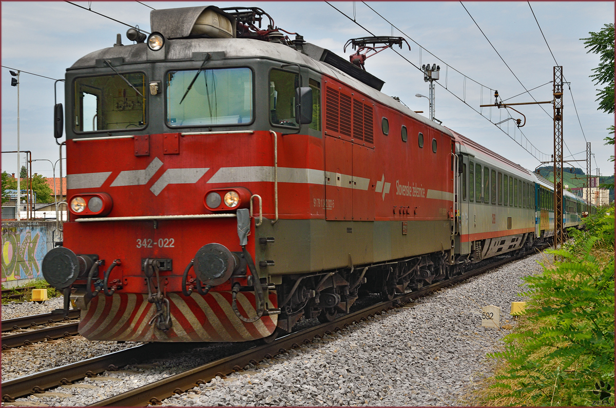 SŽ 342-022 zieht EC151 'Emona' durch Maribor-Tabor Richtung Ljubljana. /9.7.2015