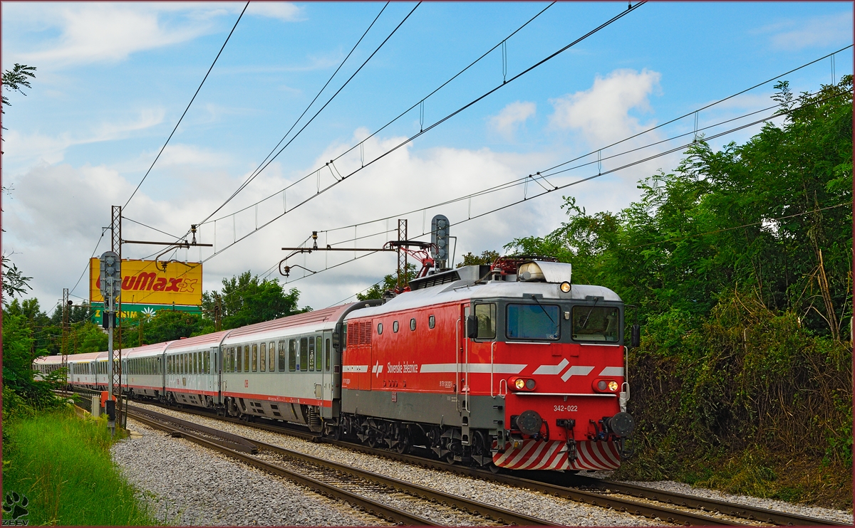 SŽ 342-022 zieht EC158 'Croatia' durch Maribor-Tabor Richtung Wien. /1.8.2014
