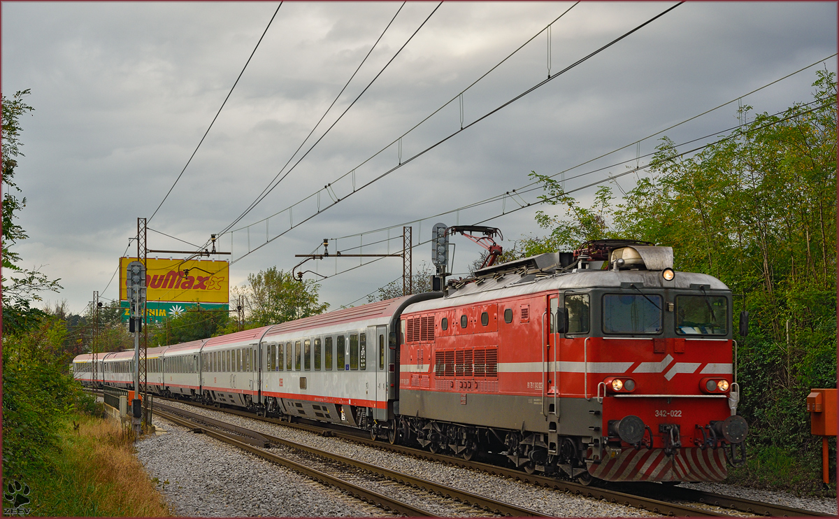 SŽ 342-022 zieht EC158 'Croatia' durch Maribor-Tabor Richtung Wien. /21.10.2014