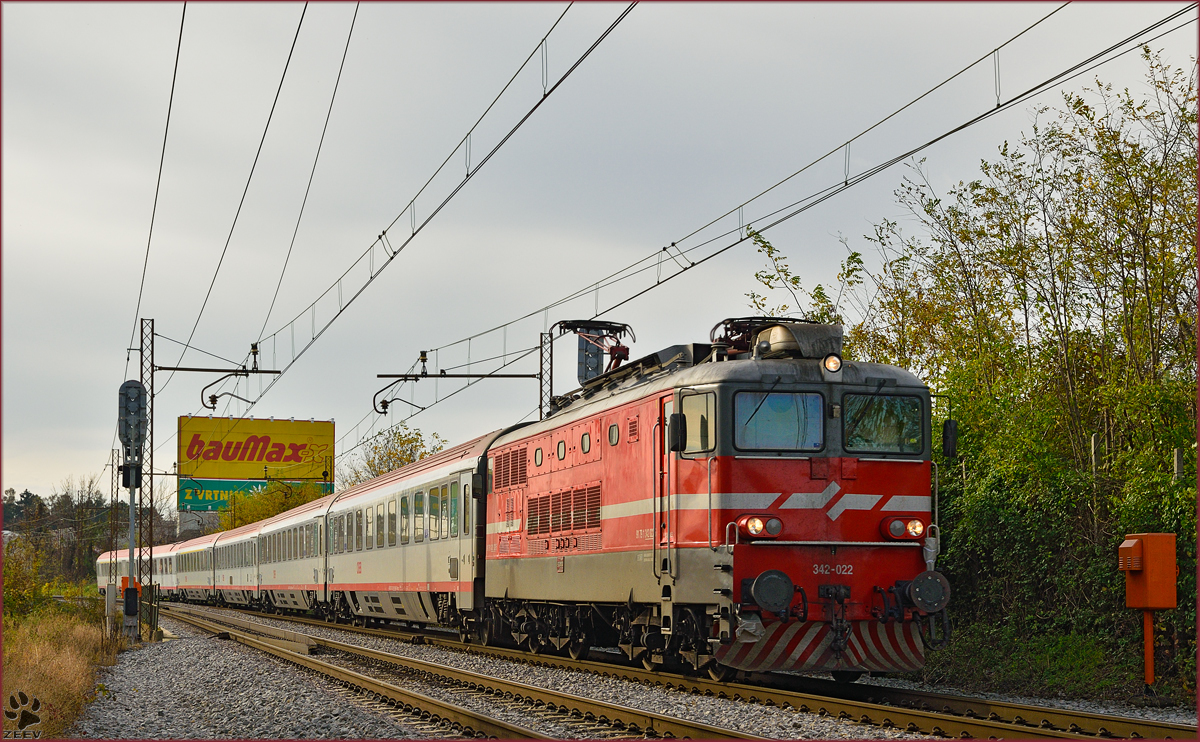 SŽ 342-022 zieht EC158 'Croatia' durch Maribor-Tabor Richtung Wien. /11.11.2014
