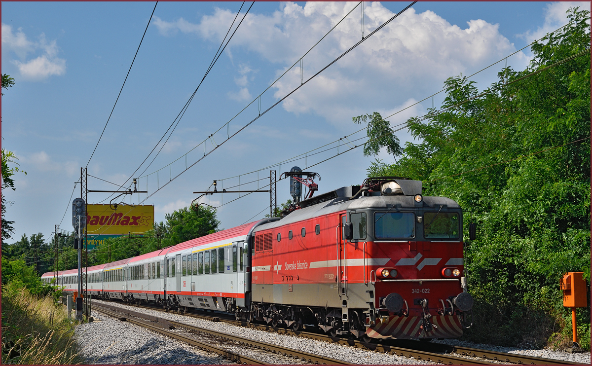 SŽ 342-022 zieht EC158 'Croatia' durch Maribor-Tabor Richtung Wien. /15.7.2015