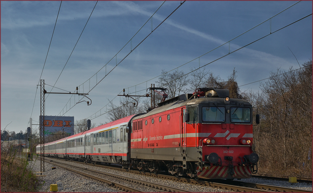 SŽ 342-022 zieht EC158 durch Maribor-Tabor Richtung Wien. /21.3.2017