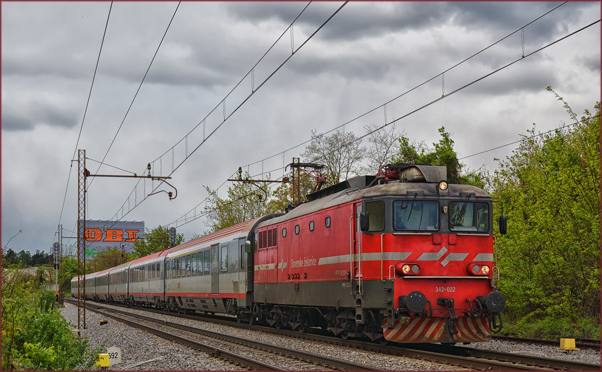 SŽ 342-022 zieht EC158 durch Maribor-Tabor Richtung Wien. /19.4.2017