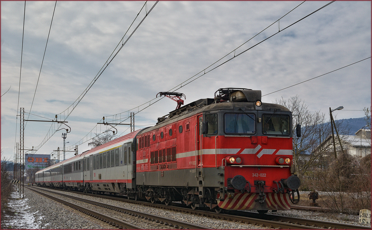 SŽ 342-022 zieht EC158 durch Maribor-Tabor Richtung Wien. /21.3.2018