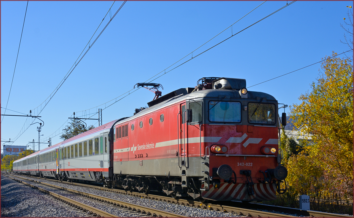 SŽ 342-022 zieht EC158 durch Maribor-Tabor Richtung Wien. /31.10.2020