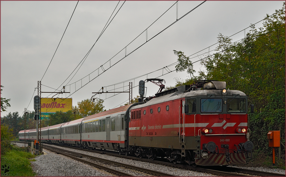 SŽ 342-022 zieht EC158 durch Maribor-Tabor Richtung Wien. /27.10.2015