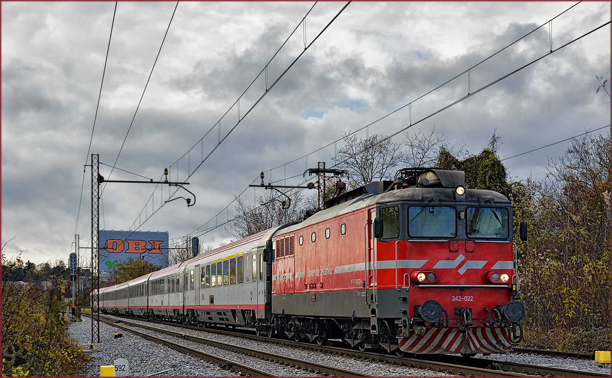 SŽ 342-022 zieht EC158 durch Maribor-Tabor Richtung Wien. /21.11.2016