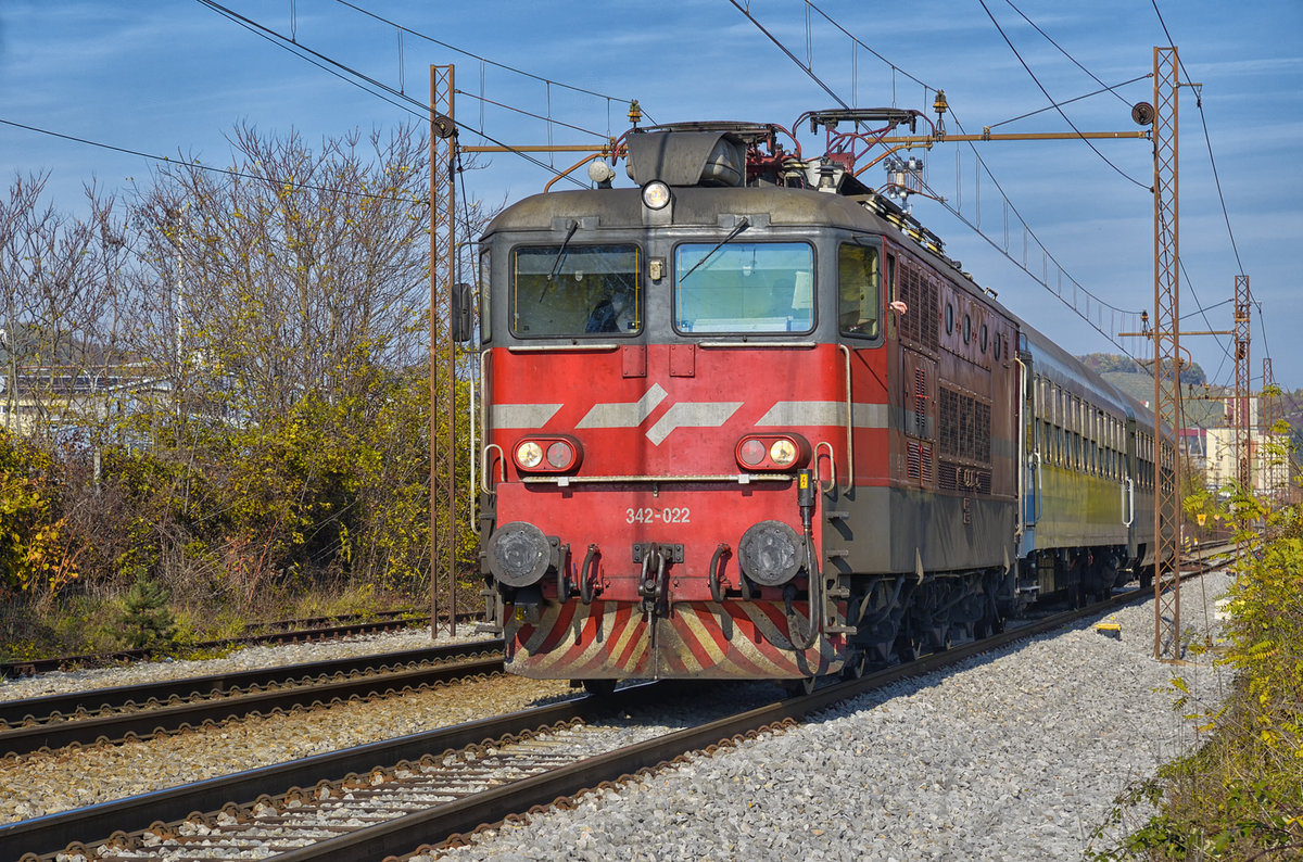 SŽ 342-022 zieht Personenzug durch Maribor-Tabor Richtung Pragersko. /4.11.2017