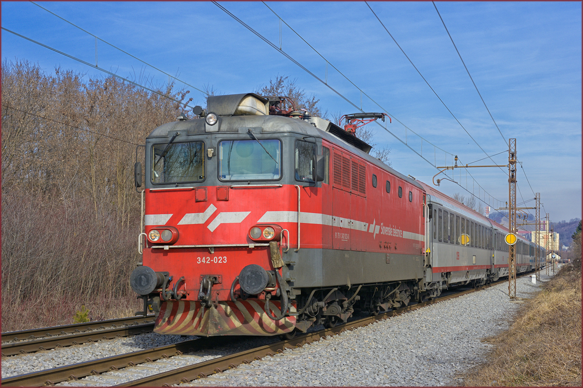 SŽ 342-023 zieht EC151 durch Maribor-Tabor Richtung Ljubljana. /6.2.2021