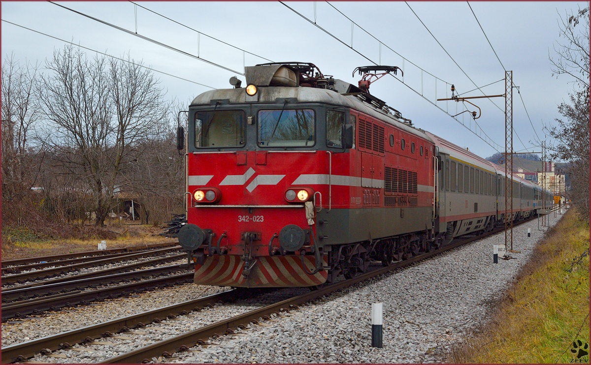 SŽ 342-023 zieht EC151 'Emona' durch Maribor-Tabor Richtung Ljubljana. /27.12.2013