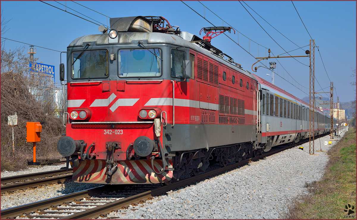SŽ 342-023 zieht EC151 'Emona' durch Maribor-Tabor Richtung Ljubljana. /13.3.2014