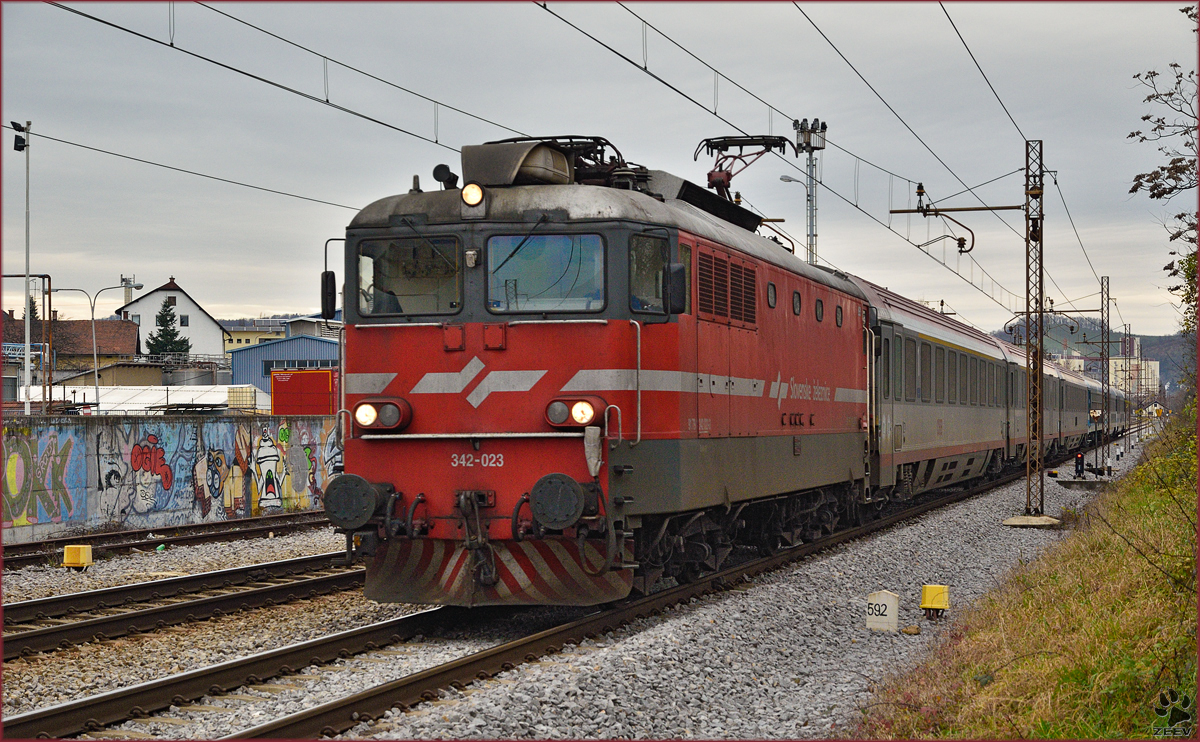 SŽ 342-023 zieht EC151 'Emona' durch Maribor-Tabor Richtung Ljubljana. /9.12.2014