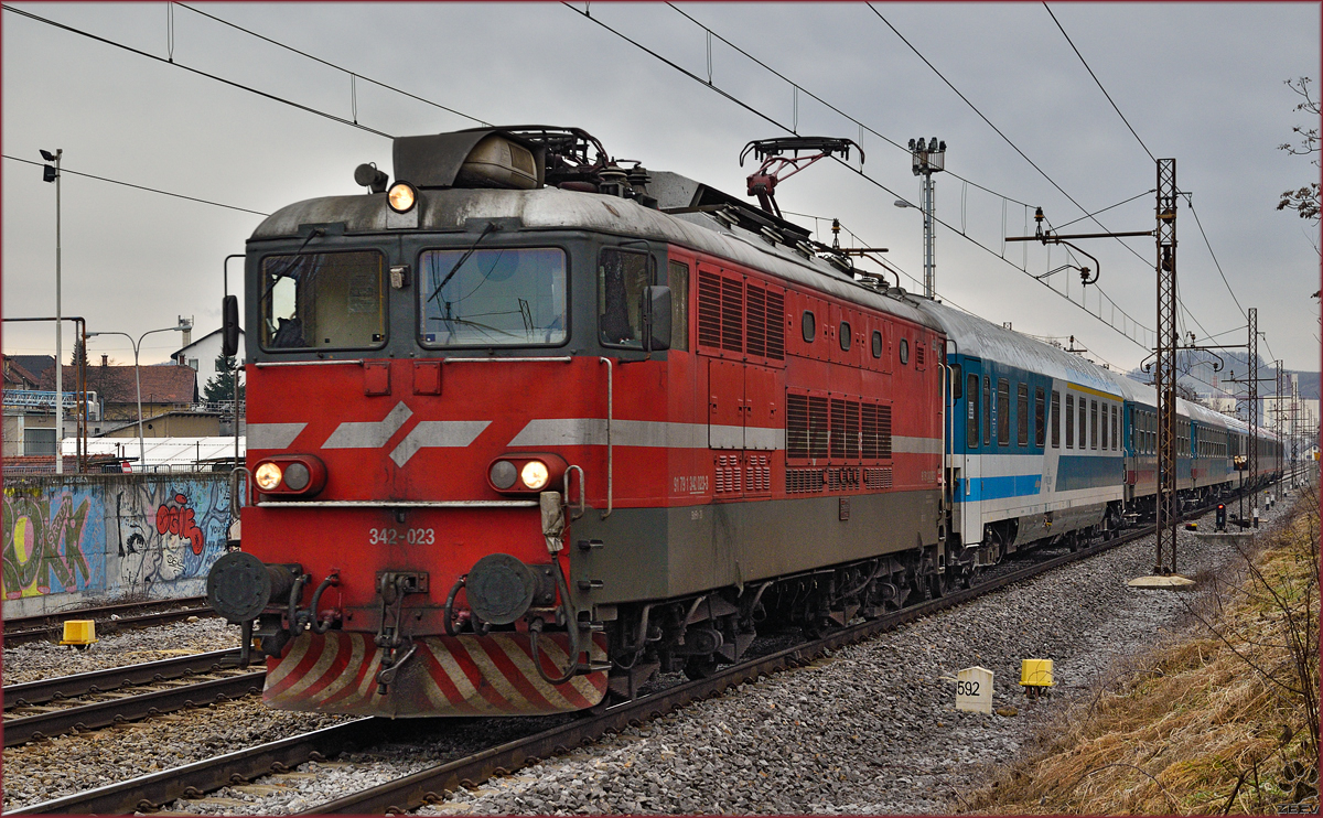 SŽ 342-023 zieht EC151 'Emona' durch Maribor-Tabor Richtung Ljubljana. /27.1.2015