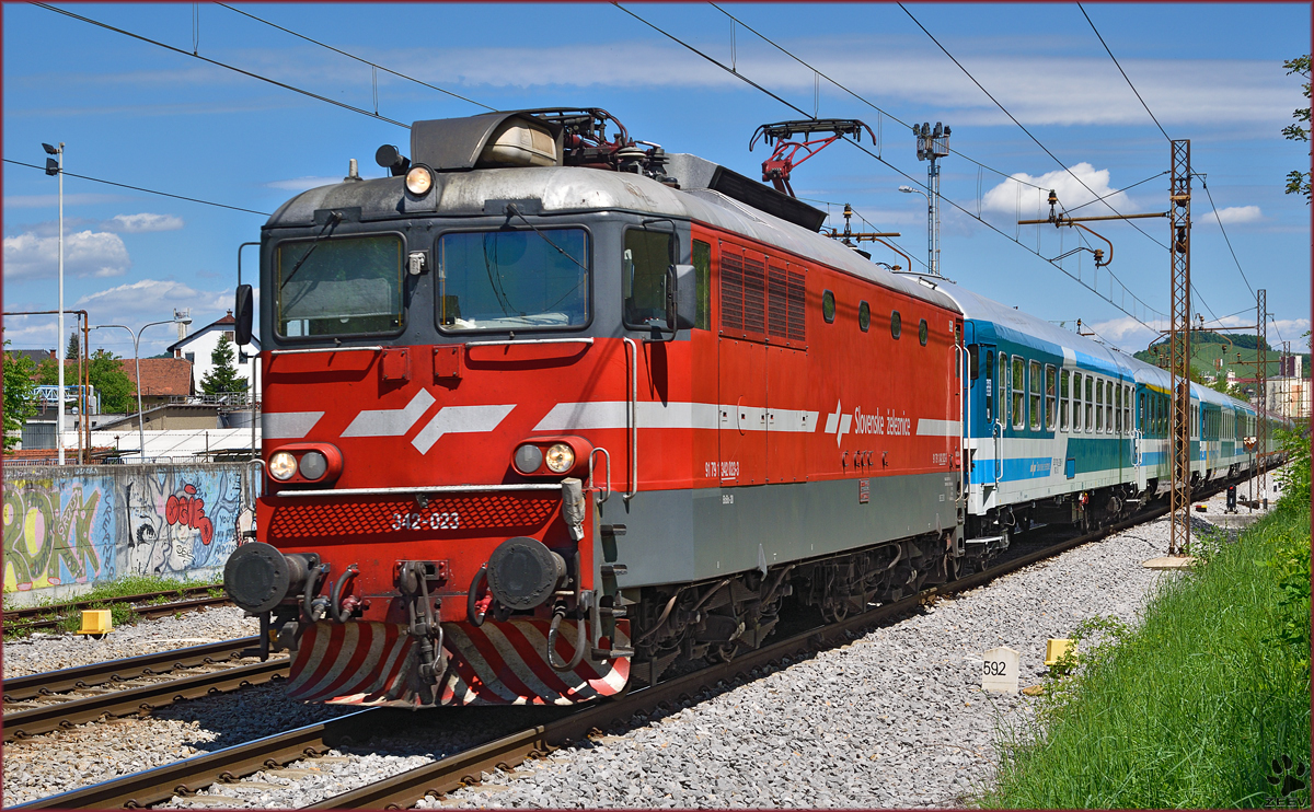 SŽ 342-023 zieht EC151 'Emona' durch Maribor-Tabor Richtung Ljubljana. /7.5.2015