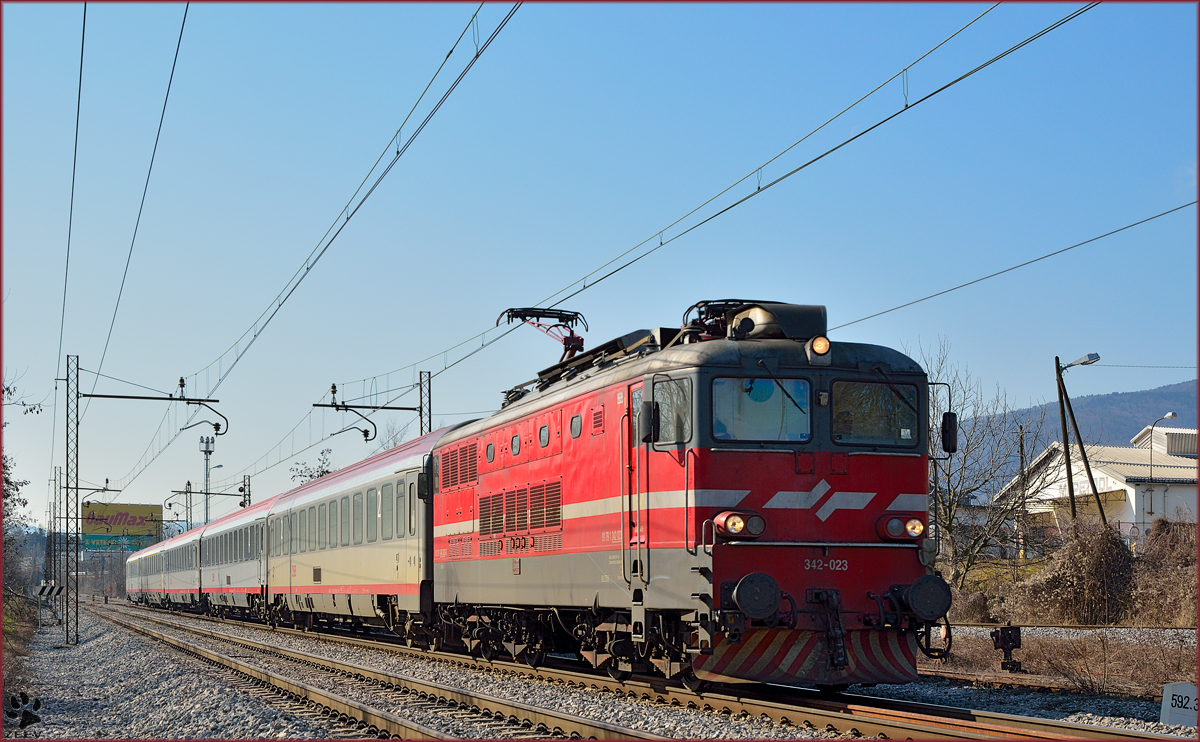SŽ 342-023 zieht EC158 'Croatia' durch Maribor-Tabor Richtung Wien. /24.2.2014