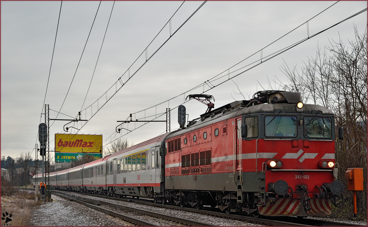 SŽ 342-023 zieht EC158 'Croatia' durch Maribor-Tabor Richtung Wien. /27.1.2015