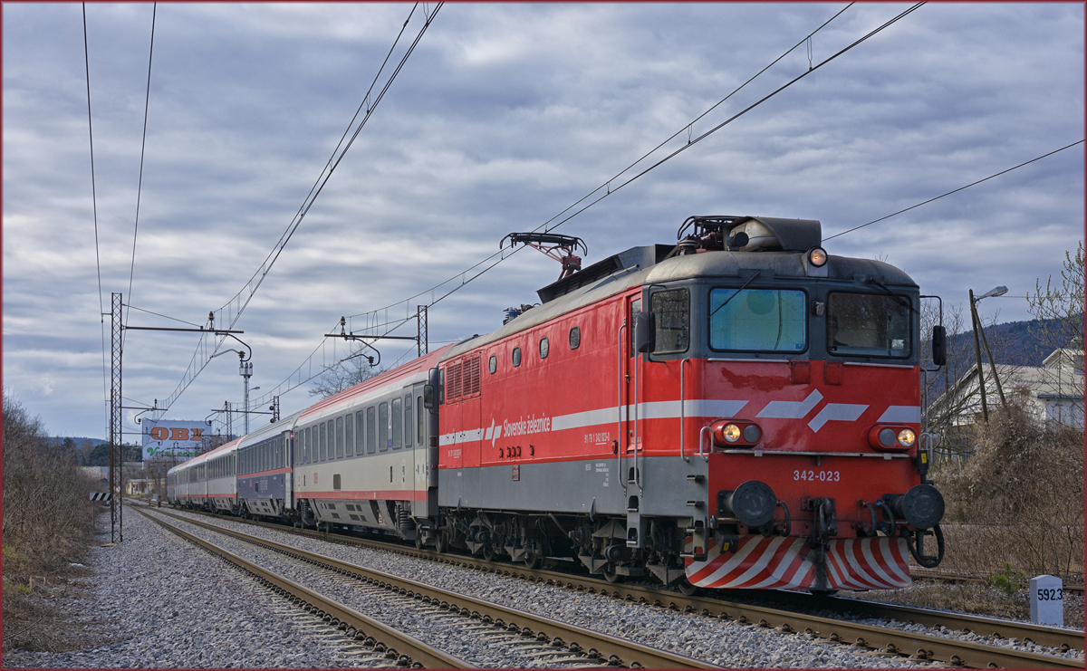 SŽ 342-023 zieht EC158 durch Maribor-Tabor Richtung Wien. /4.3.2020
