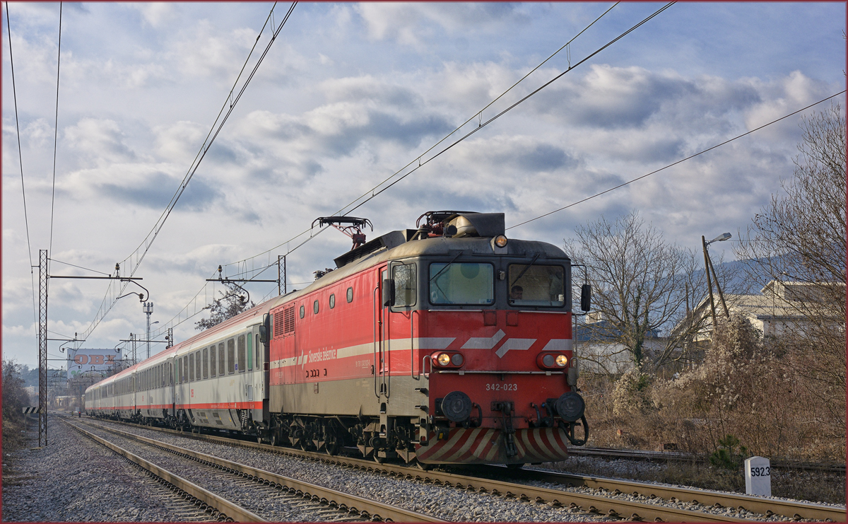 SŽ 342-023 zieht EC158 durch Maribor-Tabor Richtung Wien. /6.2.2021