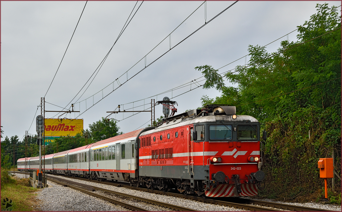 SŽ 342-023 zieht EC158 durch Maribor-Tabor Richtung Wien. /3.8.2015
