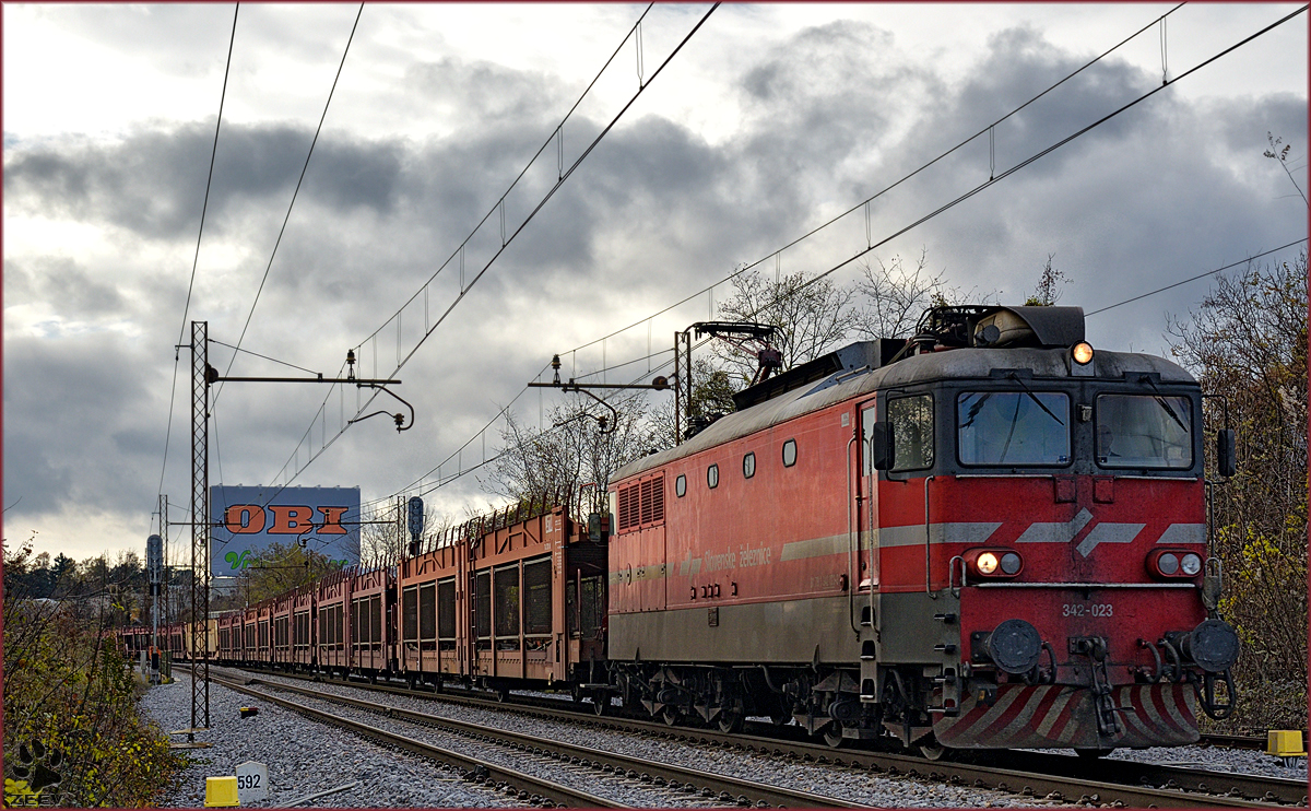 SŽ 342-023 zieht leeren Autozug durch Maribor-Tabor Richtung Norden. /21.11.2016