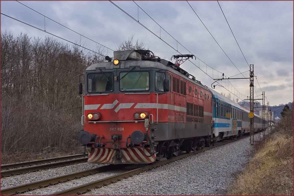 SŽ 342-024 zieht EC151 durch Maribor-Tabor Richtung Ljubljana. /20.1.2020