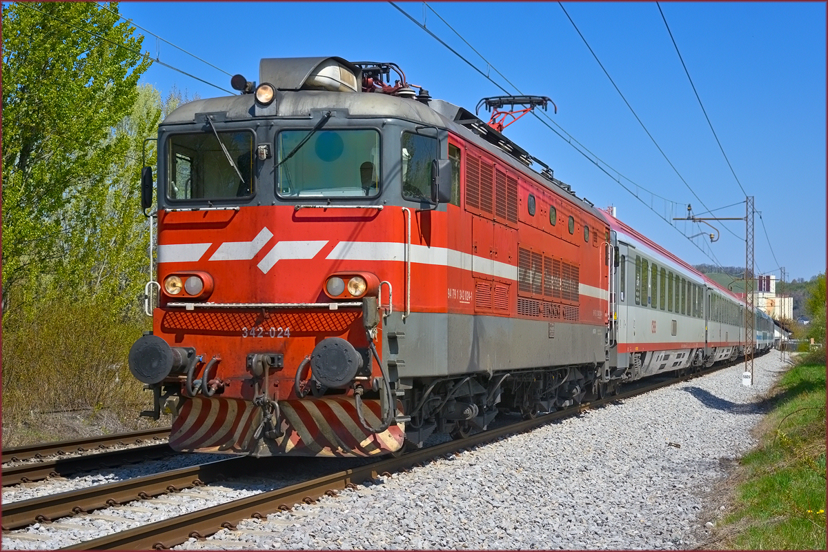 SŽ 342-024 zieht EC151 durch Maribor-Tabor Richtung Ljubljana. /21.4.2021