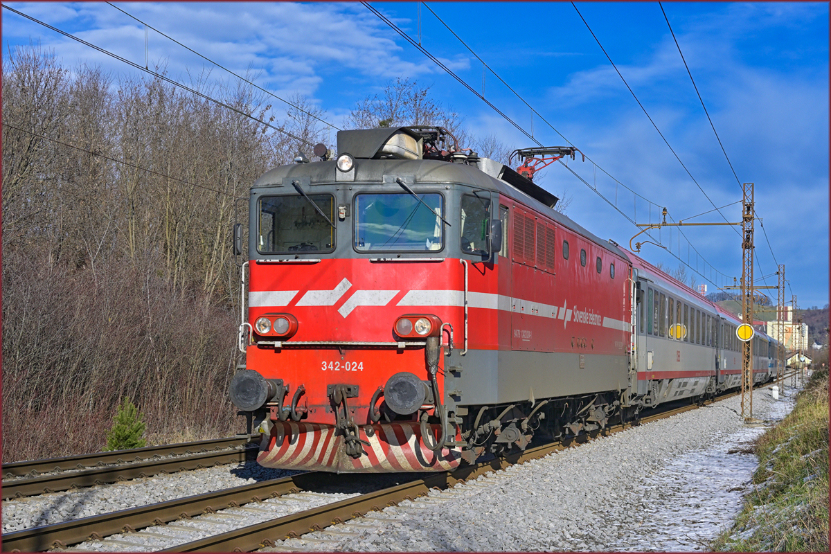 SŽ 342-024 zieht EC151 durch Maribor-Tabor Richtung Ljubljana. /1.12.2021