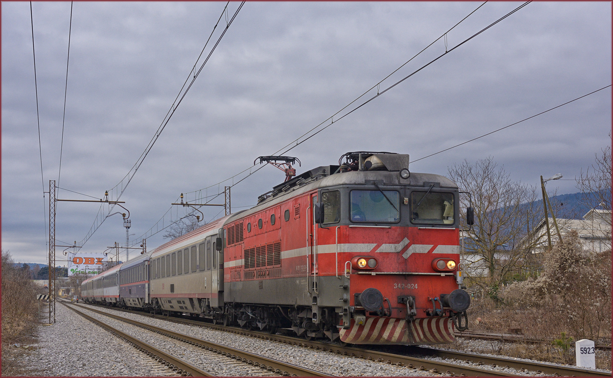 SŽ 342-024 zieht EC158 durch Maribor-Tabor Richtung Wien. /20.1.2020