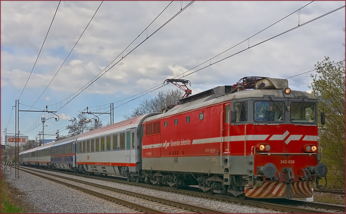 SŽ 342-024 zieht EC158 durch Maribor-Tabor Richtung Wien. /8.4.2021