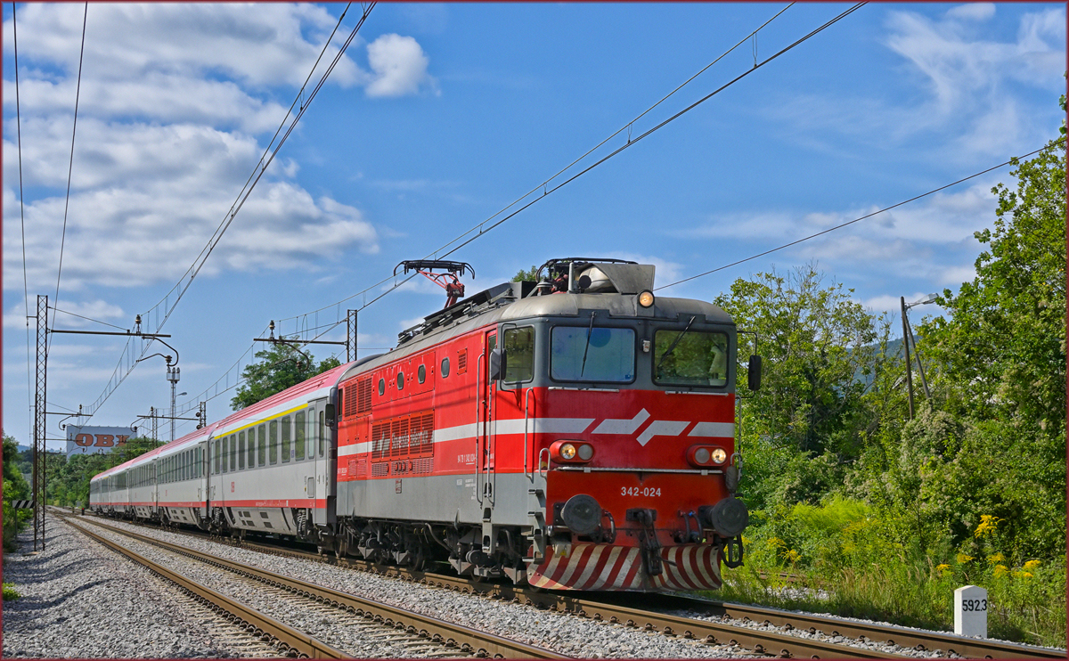 SŽ 342-024 zieht EC158 durch Maribor-Tabor Richtung Wien. /25.8.2021