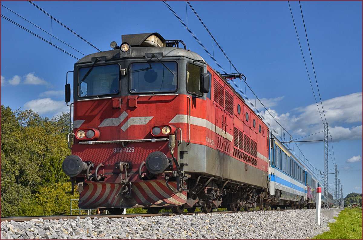 SŽ 342-025 zieht EC151 an Črešnjevec vorbei Richtung Ljubljana. /14.9.2017