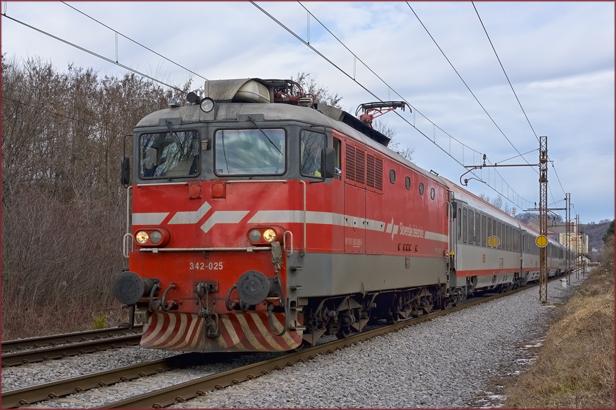 SŽ 342-025 zieht EC151 durch Maribor-Tabor Richtung Ljubljana. /3.2.2021