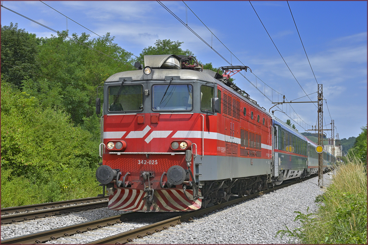 SŽ 342-025 zieht EC151 durch Maribor-Tabor Richtung Ljubljana. /19.7.2021