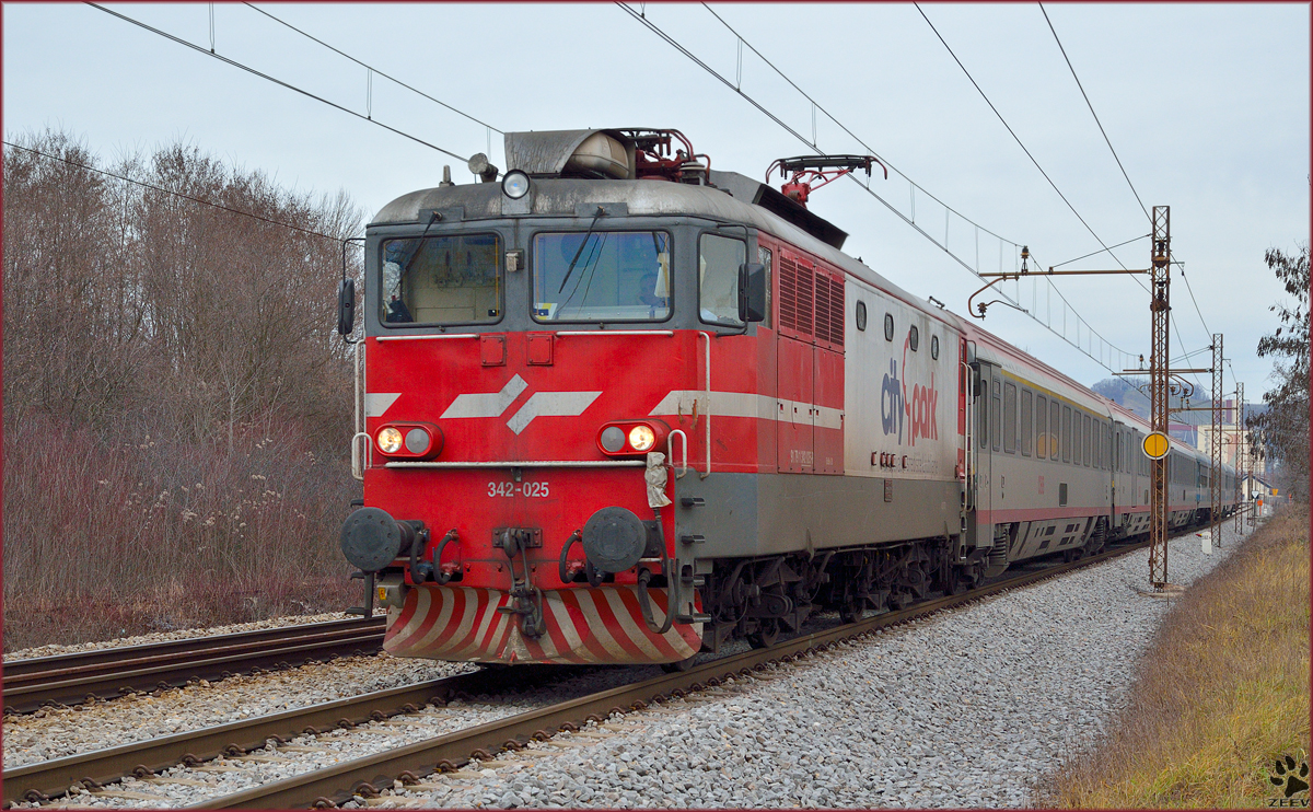 SŽ 342-025 zieht EC151 'Emona' durch Maribor-Tabor Richtung Ljubljana. /7.1.2014