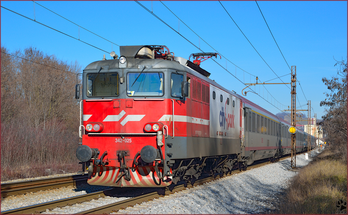SŽ 342-025 zieht EC151 'Emona' durch Maribor-Tabor Richtung Ljubljana. /13.1.2014