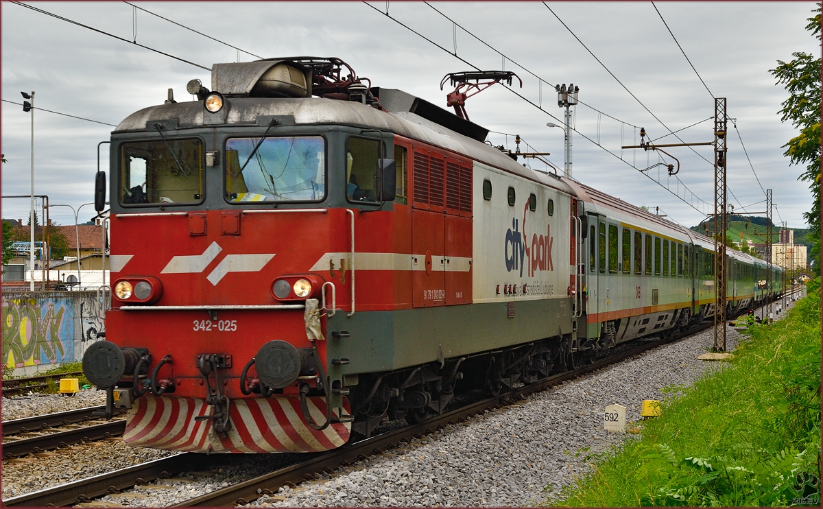 SŽ 342-025 zieht EC151 'Emona' durch Maribor-Tabor Richtung Ljubljana. /12.8.2014