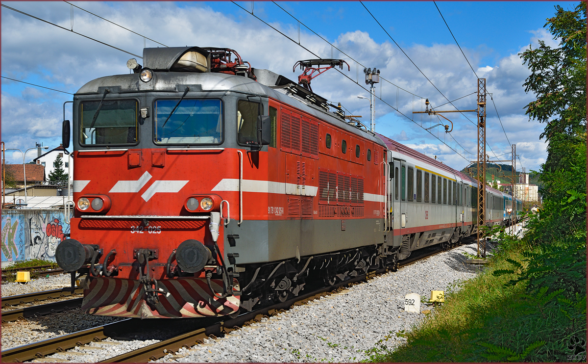 SŽ 342-025 zieht EC151 'Emona durch Maribor-Tabor Richtung Ljubljana. /23.9.2014