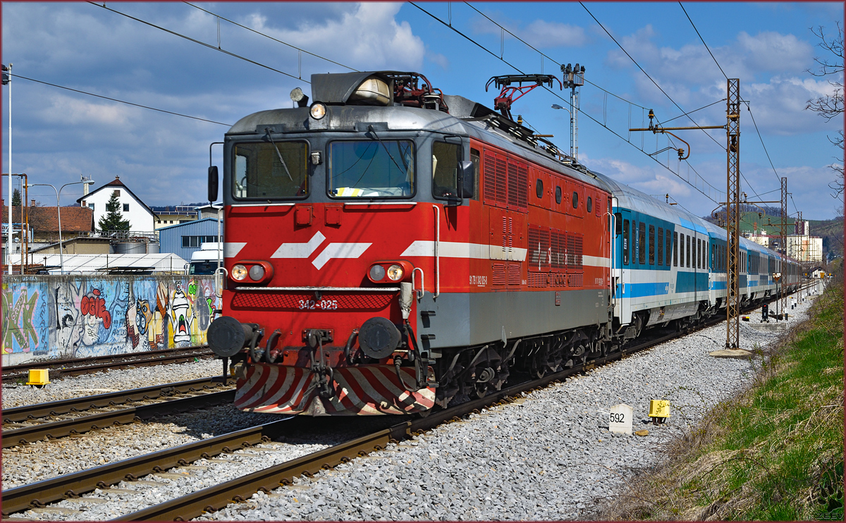 SŽ 342-025 zieht EC151 'Emona' durch Maribor-Tabor Richtung Ljubljana. /7.4.2015