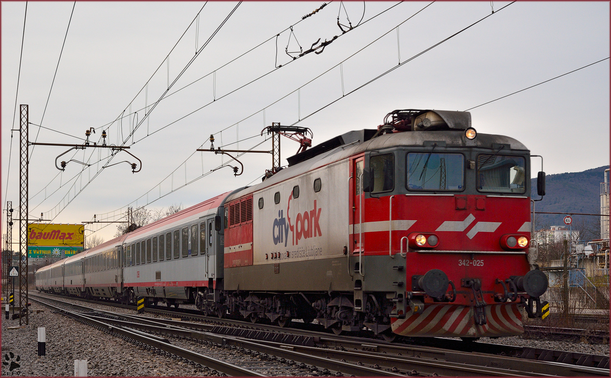 SŽ 342-025 zieht EC158 ယCroatiaမ durch Maribor-Tabor Richtung Wien. /7.1.2014