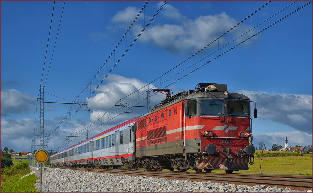 SŽ 342-025 zieht EC158 an Črešnjevec vorbei Richtung Wien. /14.9.2017