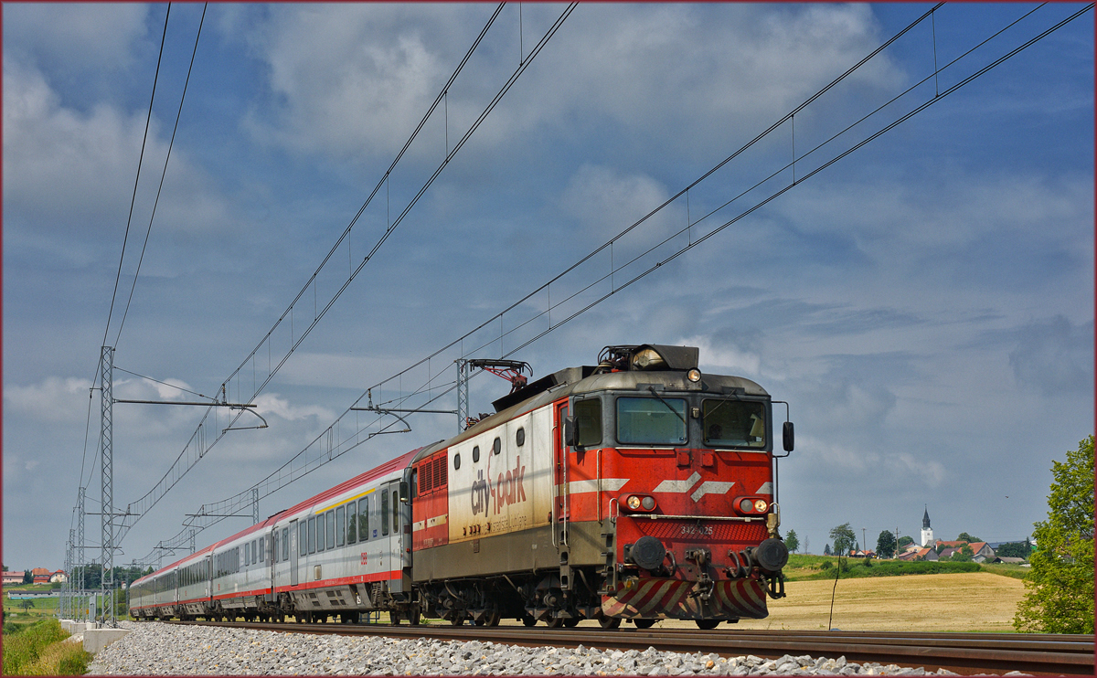 SŽ 342-025 zieht EC158 an Črešnjevec vorbei Richtung Wien. /30.5.2018