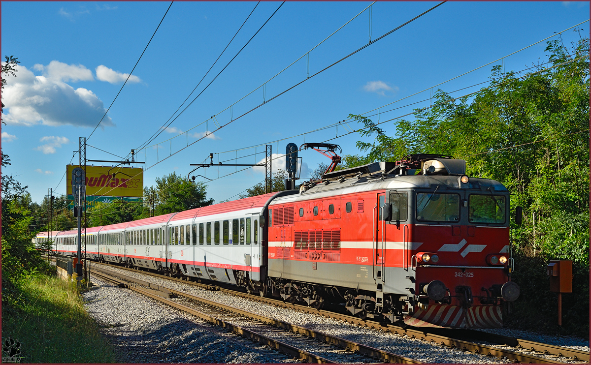 SŽ 342-025 zieht EC158 'Croatia' durch Maribor-Tabor Richtung Wien. /23.9.2014