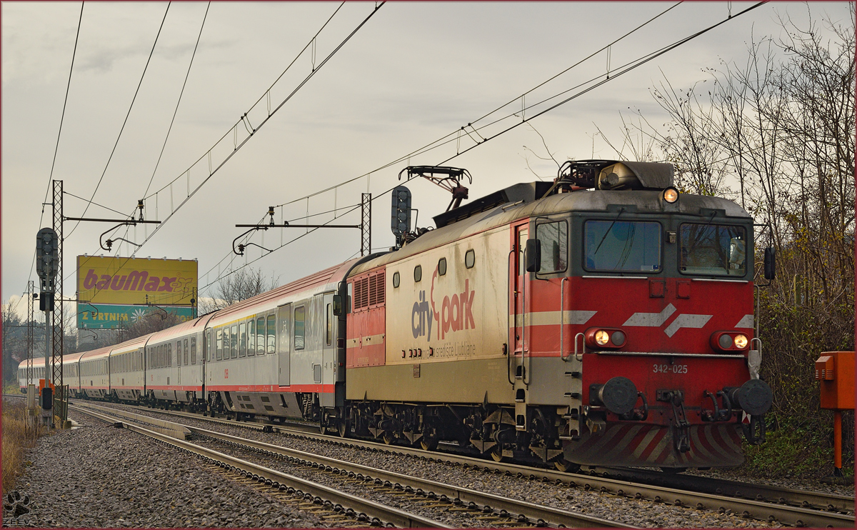 SŽ 342-025 zieht EC158 'Croatia' durch Maribor-Tabor Richtung Wien. /15.12.2014